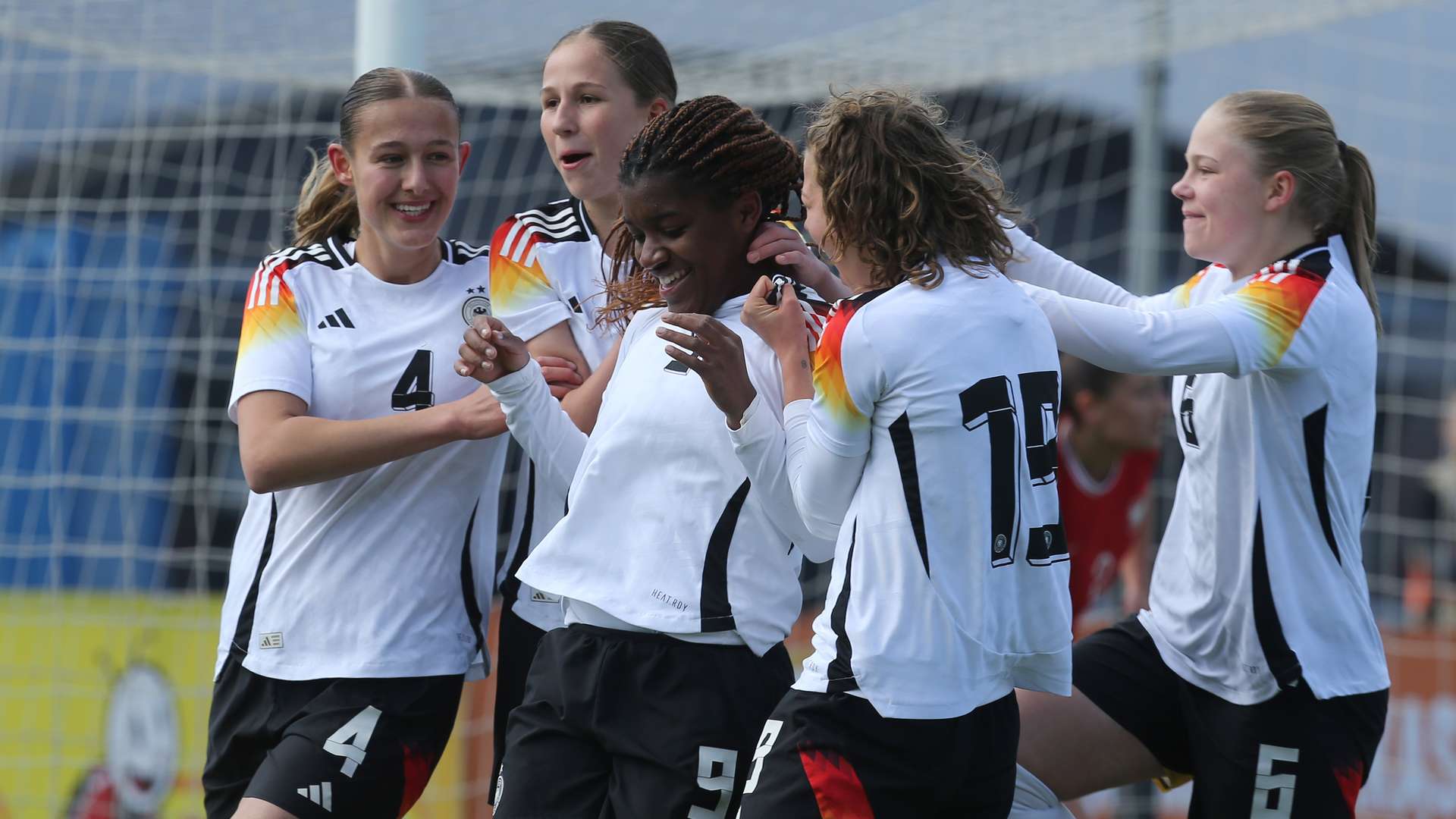 Boboy bejubelt ihr Tor