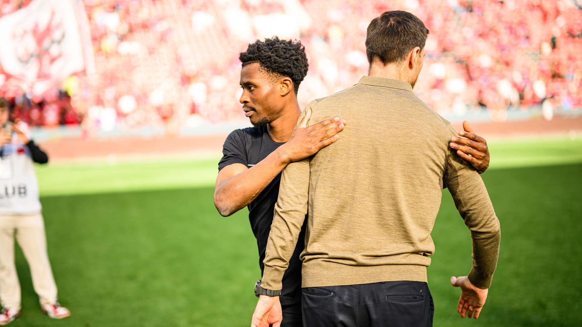 Nathan Tella und Xabi Alonso