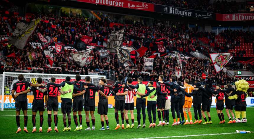 Werkself feiert den Sieg gegen Freiburg mit den Fans