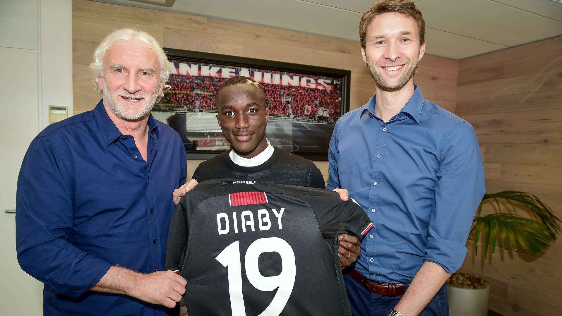 crop_Diaby_signing_Rudi_Voller_Simon_Rolfes_50056.jpg