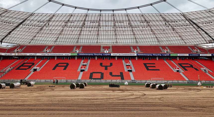 crop_Neuer_Rasen_BayArena.jpg