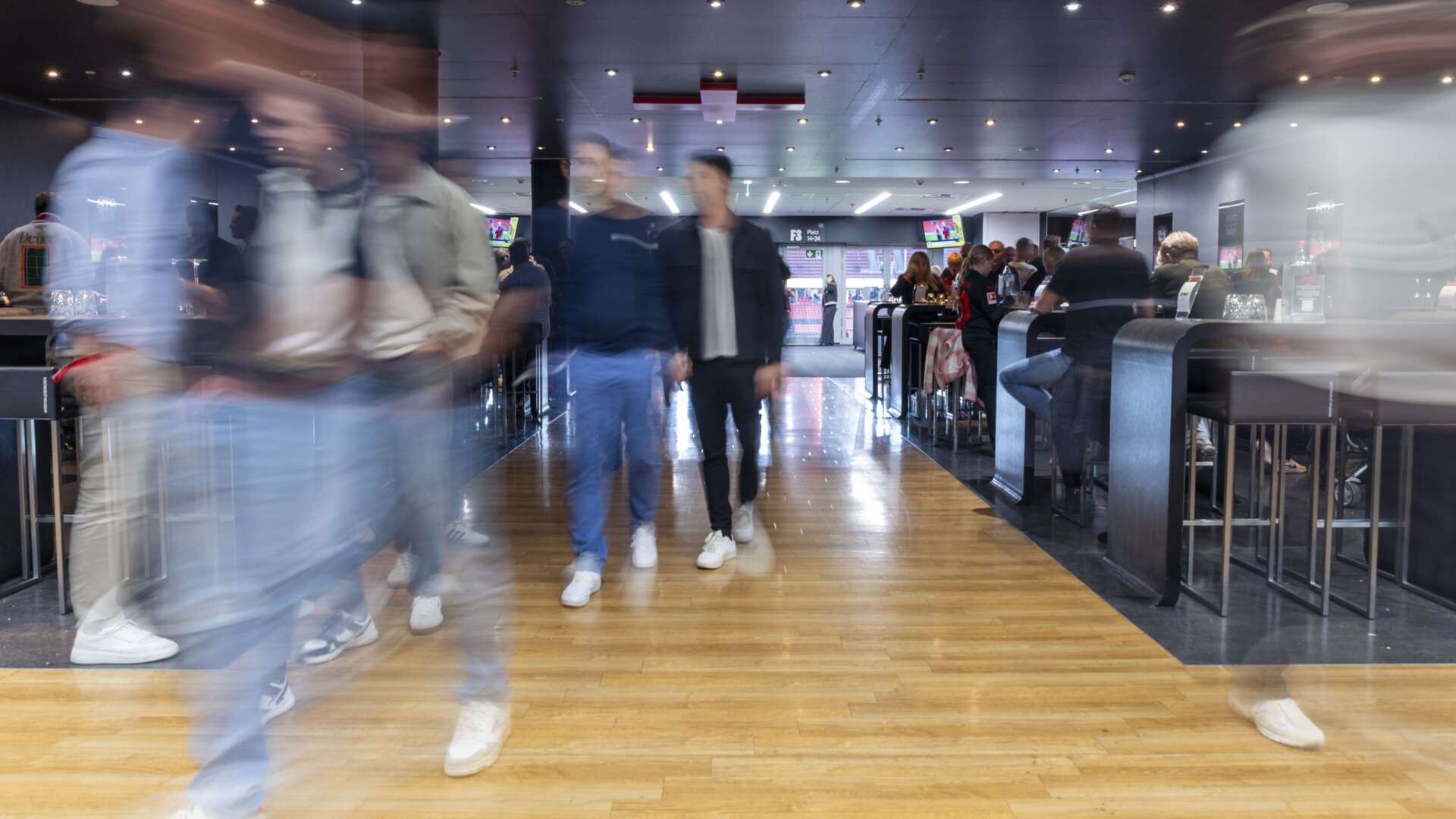 Premium-Lounge VIP West walk through area