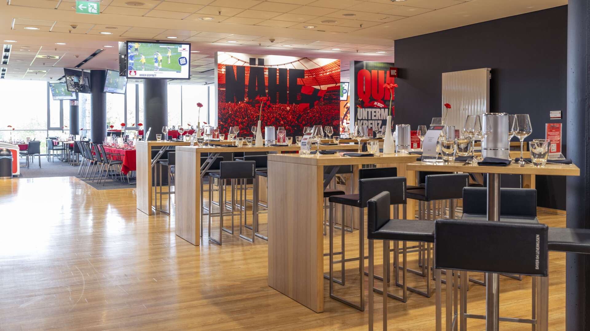 Premium-Lounge VIP West tables