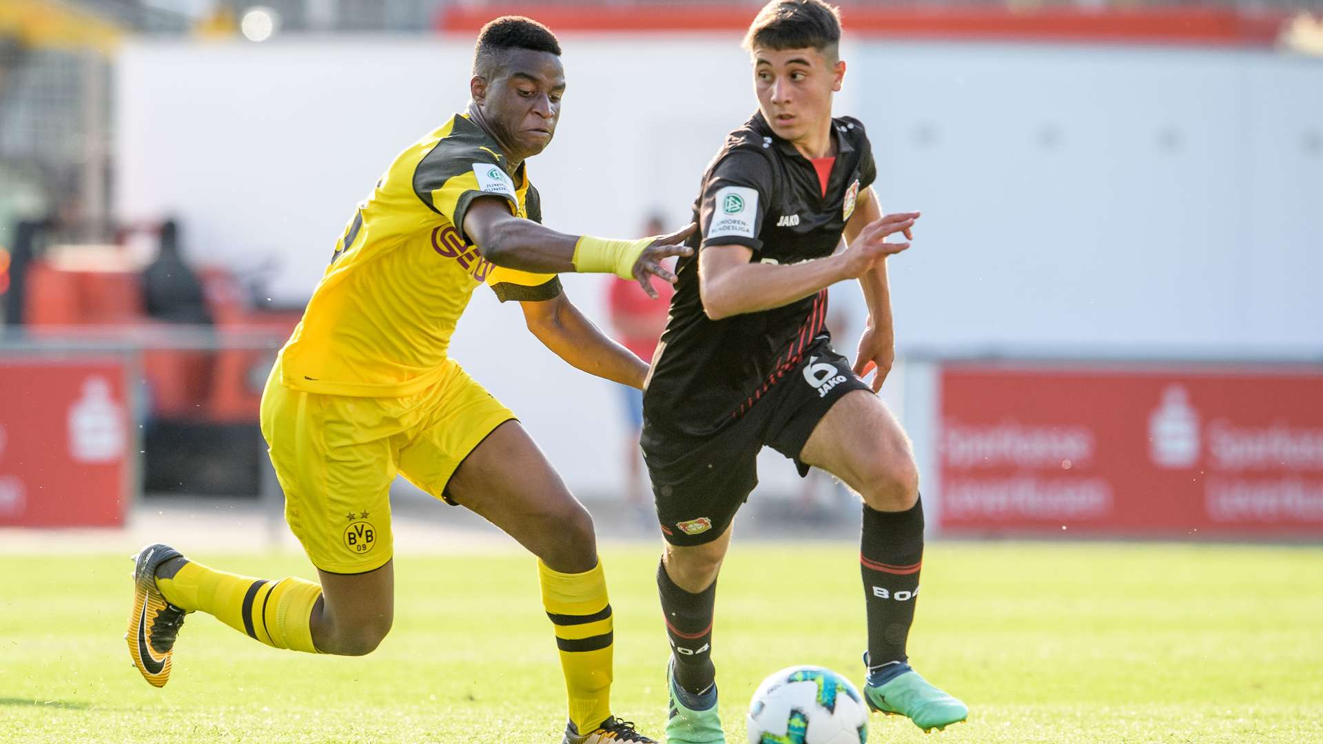 crop_U17_B04BVB_DM_Halbfinal_Hinspiel_Tuerkmen_Moukoko.jpg
