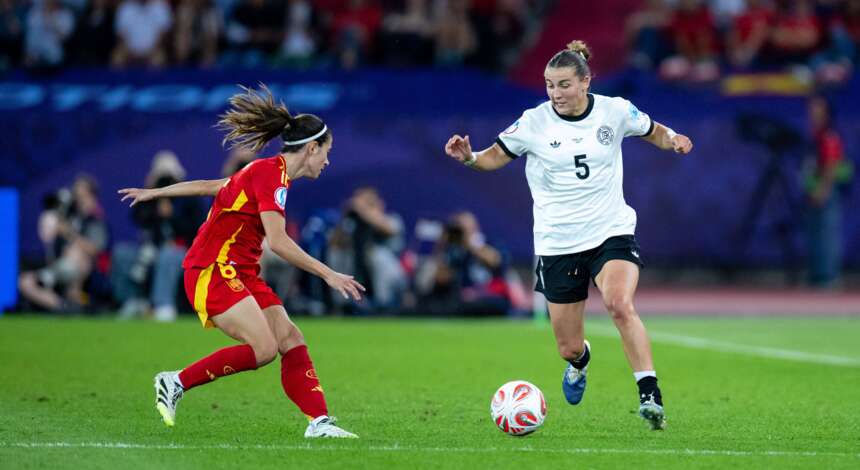 Carlotta Wamser im Zweikampf